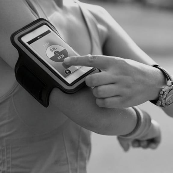grayscale image of a woman using a running app, sportme app